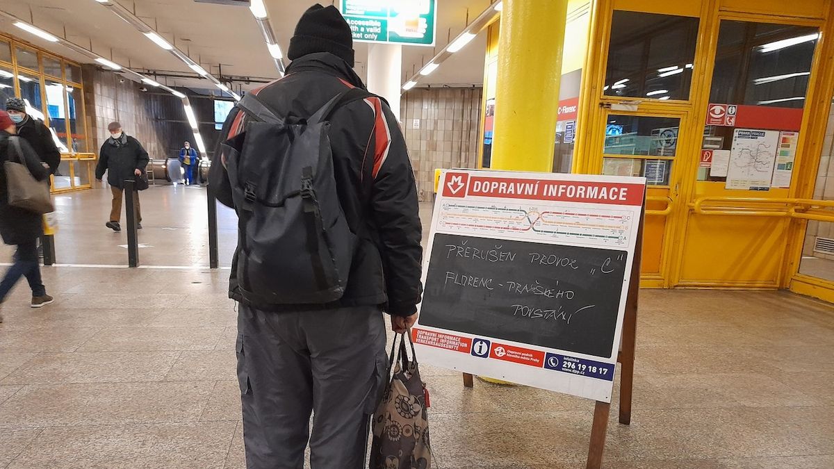 Metro v centru Prahy zastavila porucha